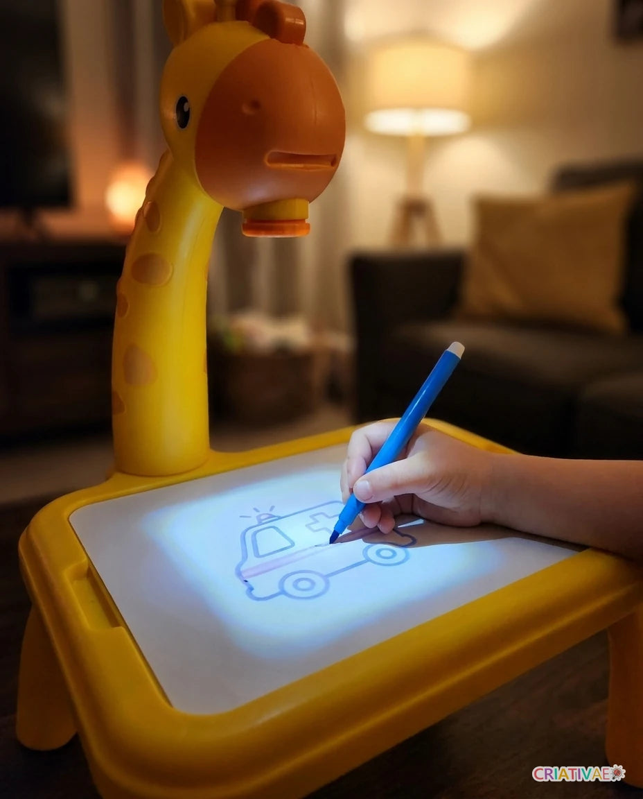 Projeção luminosa de desenho na mesa Table Kids com criança contornando