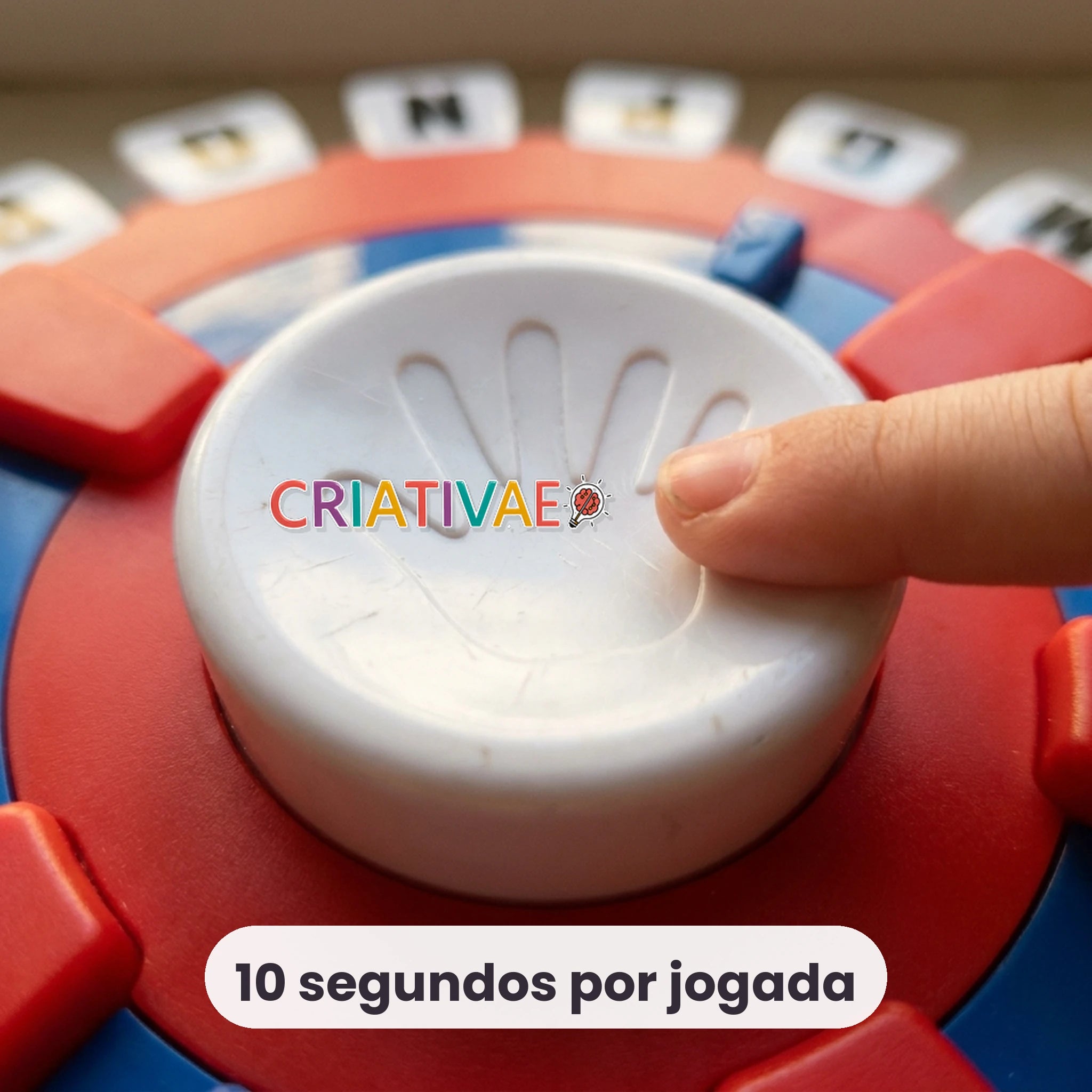 Dedo de criança apertando o botão central do Word Rush, dez segundos por jogada