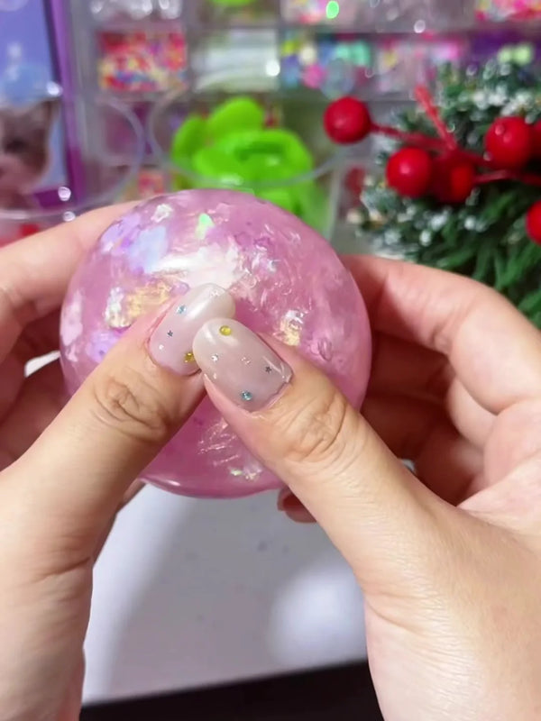 Apertando a bolinha squishy pronta