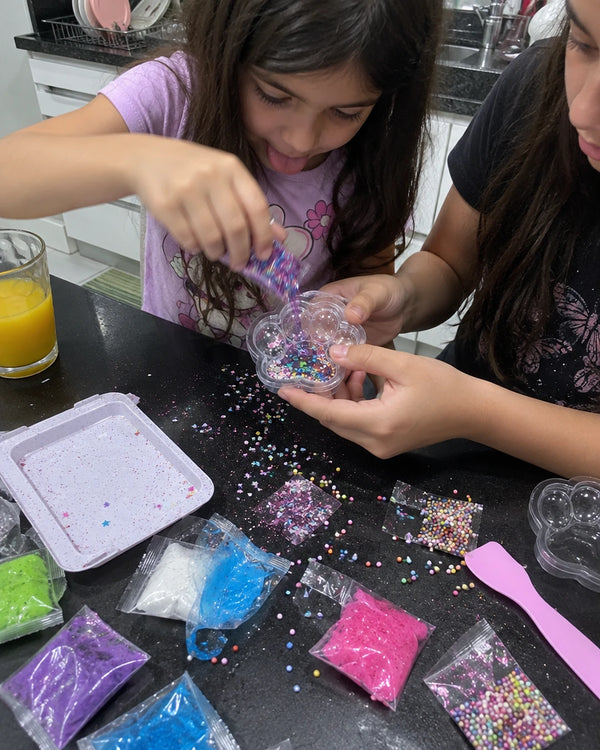Irmãs montando squishy na mesa da cozinha