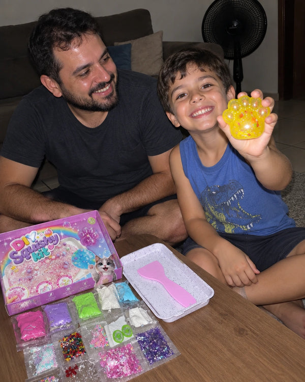 Pai e filho com o squishy pronto na sala