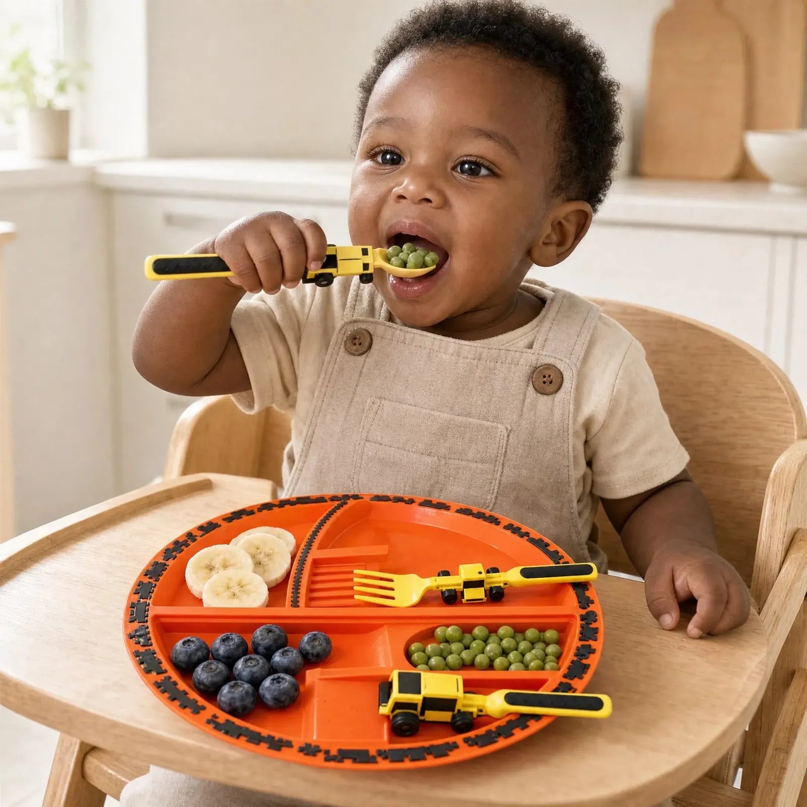 Bebê se alimentando sozinho com a colher trator do Kit Tratolher