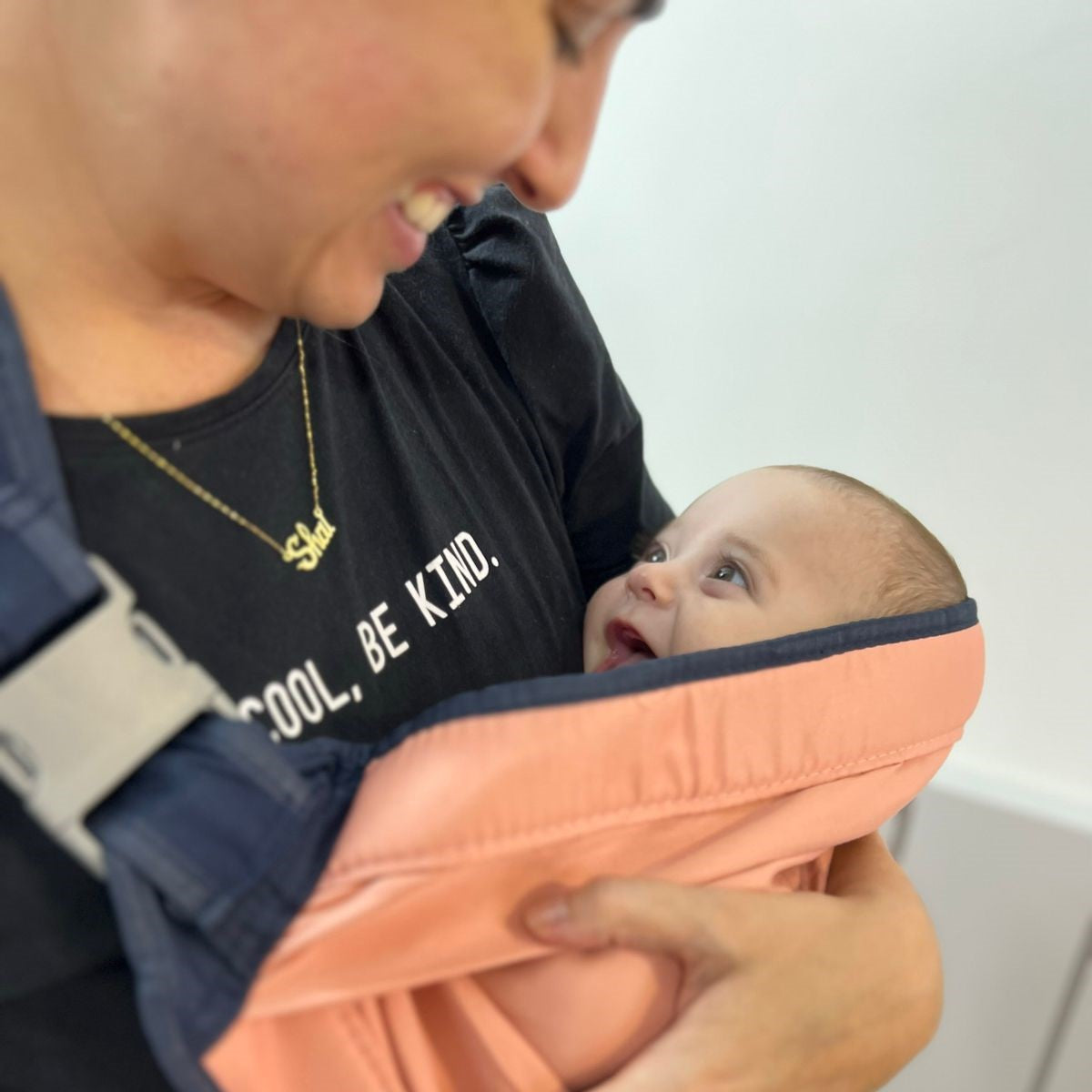 Carregar vídeo: Canguruko - Sling Ajustável para Transporte Seguro do Bebê