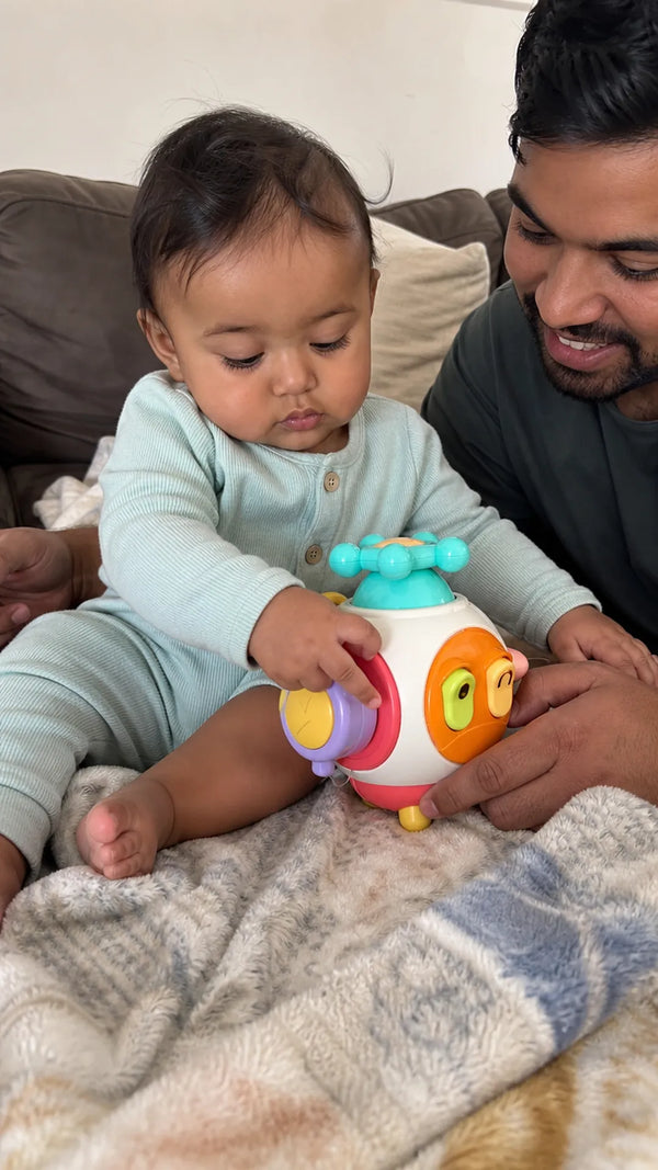 Foto de cliente: bebe com CuboBaby Montessori Interativo Multissensorial