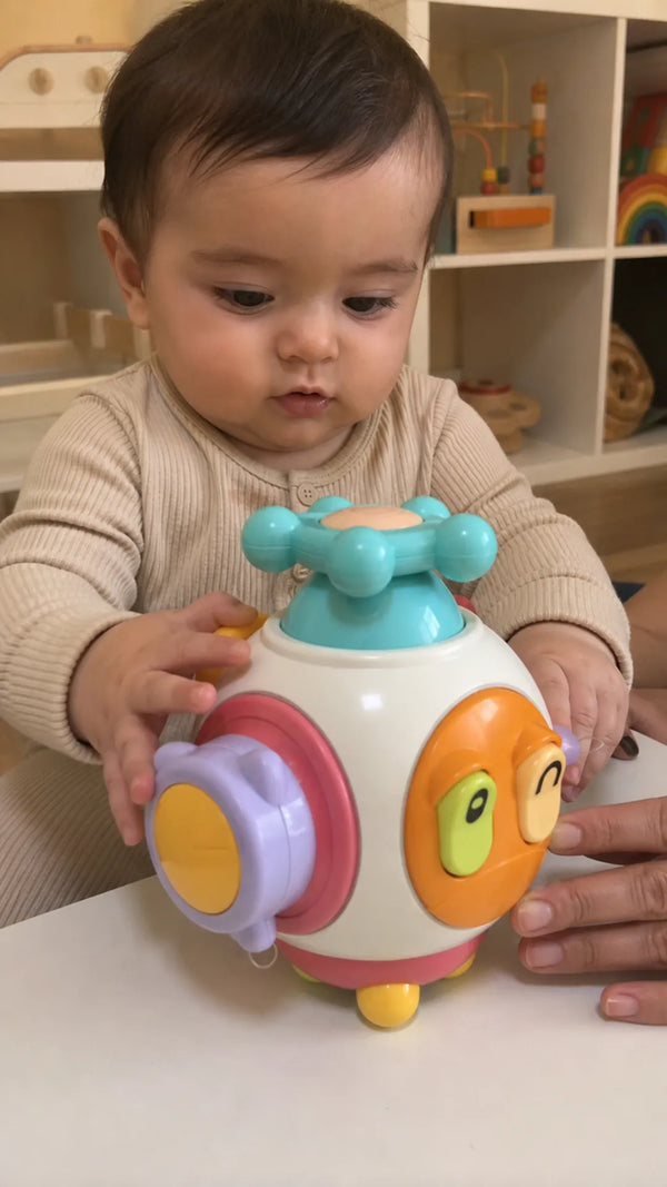Foto de cliente: bebe com CuboBaby Montessori Interativo Multissensorial
