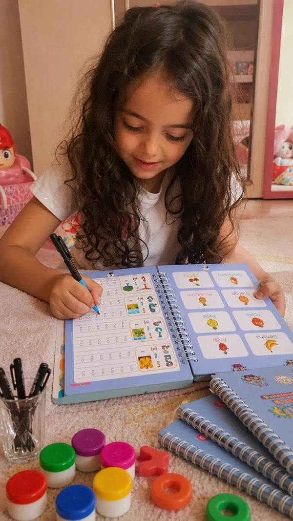 Foto de cliente: crianca com Cadernos Mágicos em casa