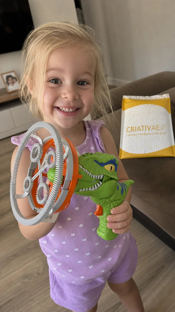 Foto de cliente: crianca com Dino Bubble em casa