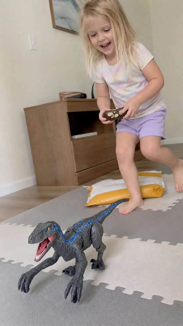 Foto de cliente: crianca com T-RunRex em casa