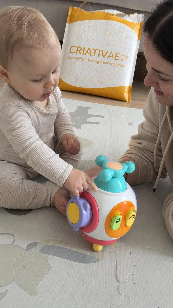 Foto de cliente: bebe com CuboBaby Montessori Interativo Multissensorial