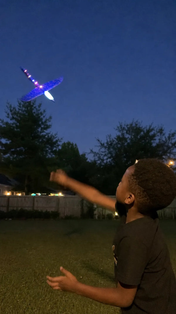 Foto de cliente: crianca com Avião FlexFly em casa