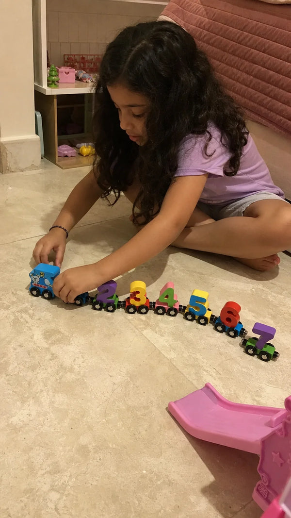 Foto de cliente: crianca com Conta Trem em casa
