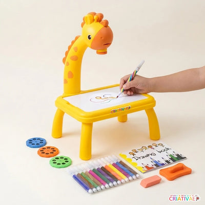 Mesa projetora Table Kids girafa amarela com kit completo e adesivo Criativaê, criança desenhando