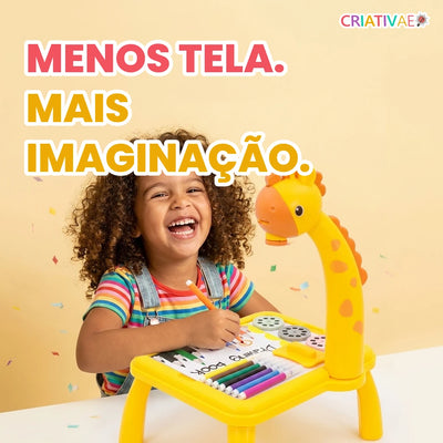 Menos tela, mais imaginação: menina sorrindo desenhando na Table Kids