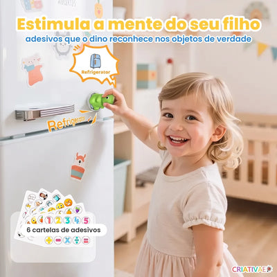 Menina encostando o Dino Talk no adesivo da geladeira e ouvindo Refrigerator