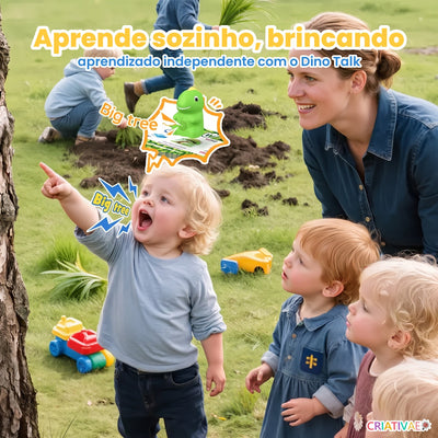 Crianças aprendendo inglês no quintal com o Dino Talk: aprende sozinho brincando