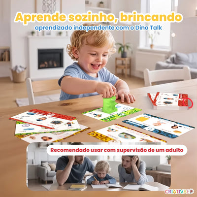 Menino usando o Dino Talk sozinho na mesa, com recomendação de supervisão de um adulto
