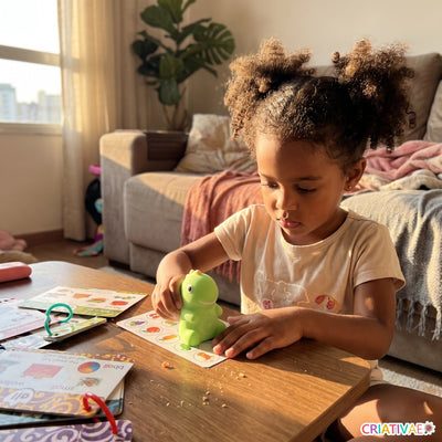 Criança aprendendo inglês brincando com o dinossauro falante Dino Talk