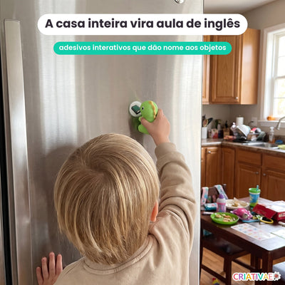 Adesivos interativos do Dino Talk colados na geladeira: a casa vira aula de inglês