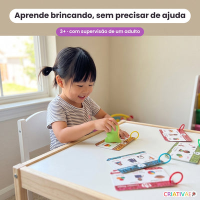 Criança aprendendo inglês sozinha com os flash cards falantes Dino Talk