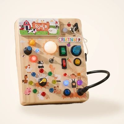 Painel sensorial Montessori Busy Kids com adesivo Criativaê e botões de LED acesos