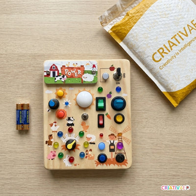 Kit Busy Kids com pilhas AAA e envelope Criativaê visto de cima