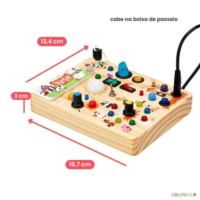 Dimensões do painel sensorial Busy Kids: 16,7 x 13,4 x 3 cm, cabe na bolsa