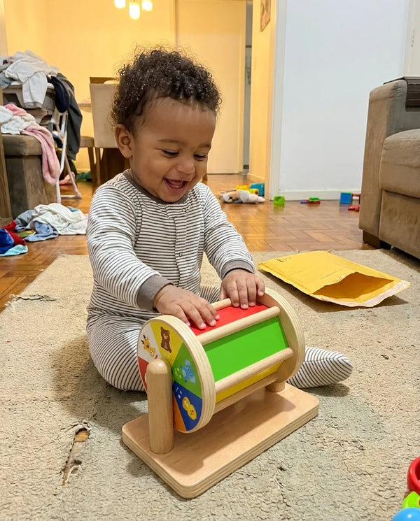 Bebe brincando com o Tumble Kids na sala de casa
