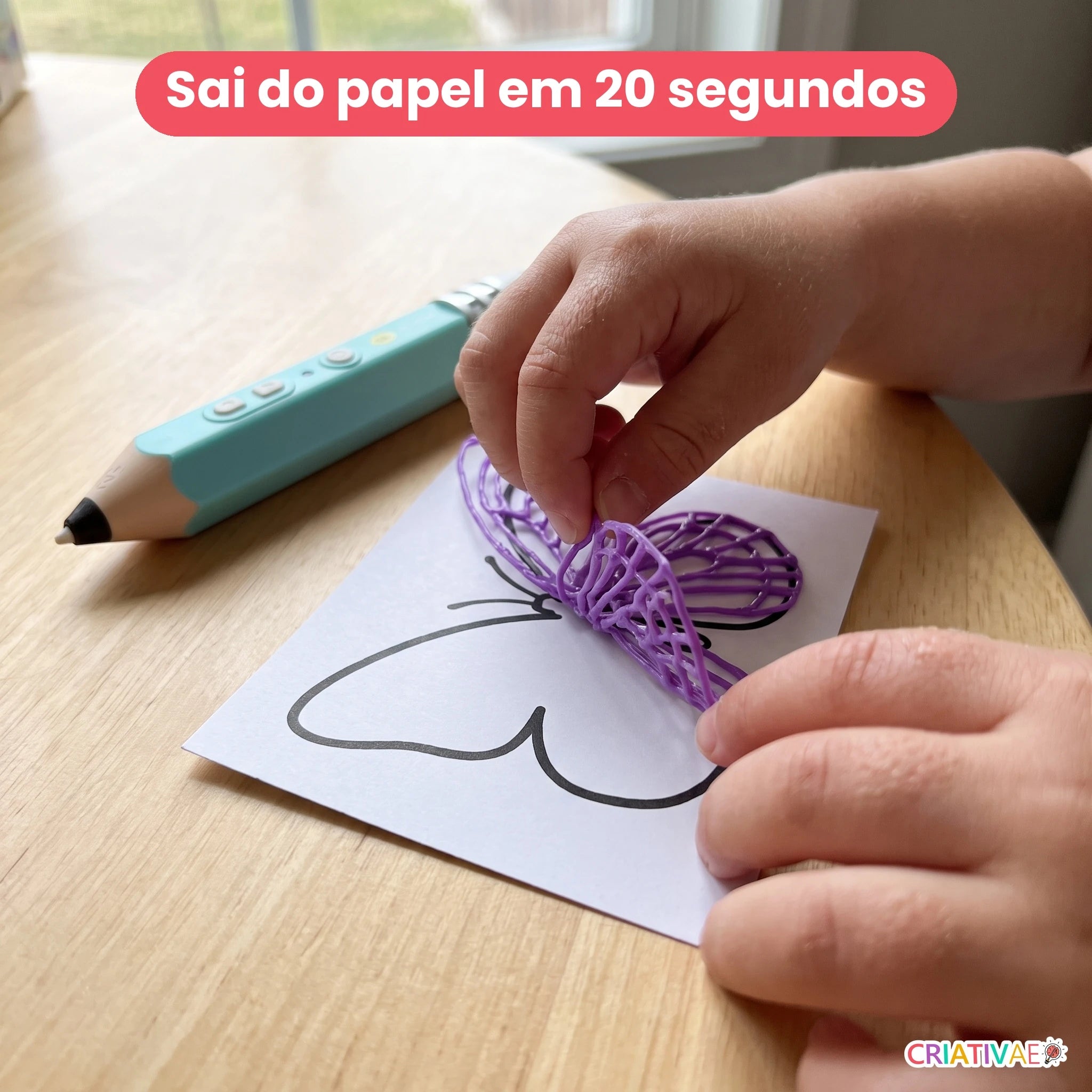 Maos de crianca descolando do papel uma borboleta 3D feita com a caneta Air Pen
