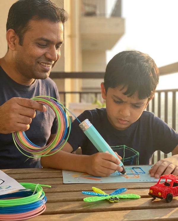 Pai e filho usando a caneta 3D Air Pen na varanda
