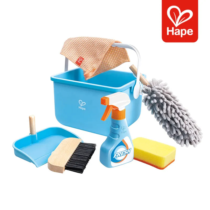 Kit de Limpeza Infantil de Madeira: Balde, Esponja, Espanador, Rodo, Pá e Pulverizador | Hape