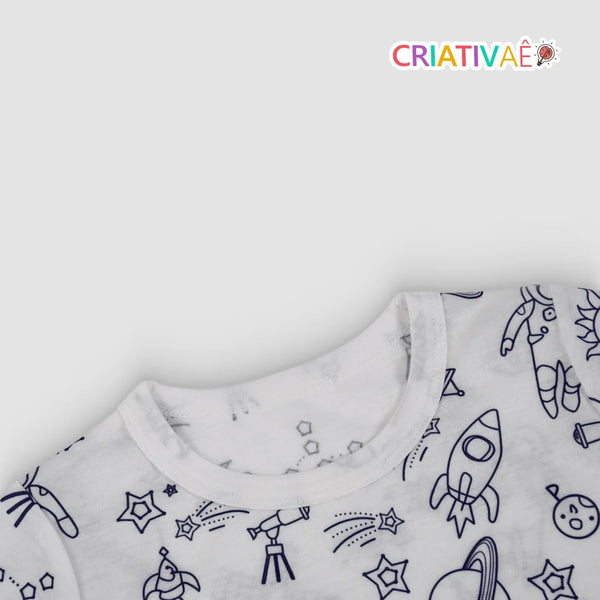 Detalhe da gola do Pijama Mágico Criativaê tema Planetário com acabamento em ribana e desenhos em contorno