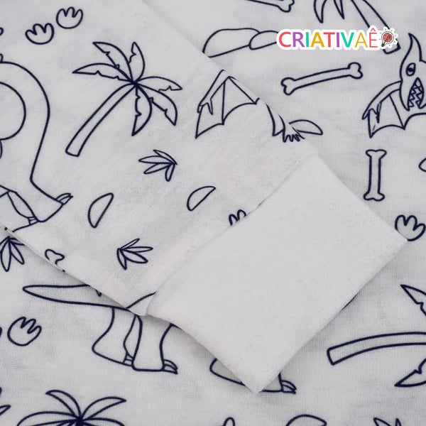 Três crianças no quarto colorindo juntas o Pijama Mágico Criativaê tema Aniversário na hora de dormir