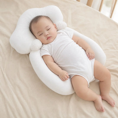 Bebê dormindo tranquilo apoiado no travesseiro anatômico Aconcheguinho