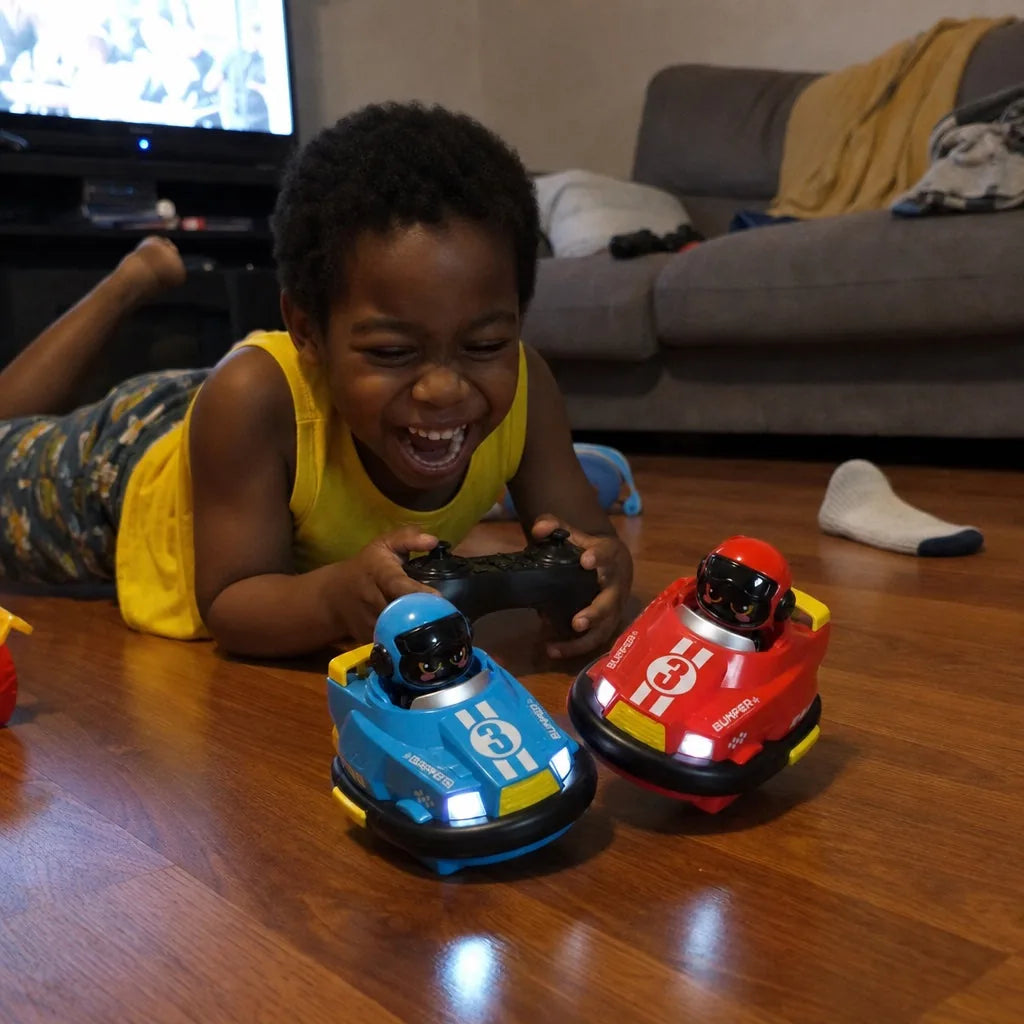 Menino gargalhando no chão da sala brincando com os carrinhos bate bate Bumper Car Criativaê
