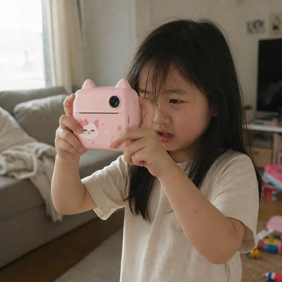 Criança fotografando com a câmera infantil Cam Kids