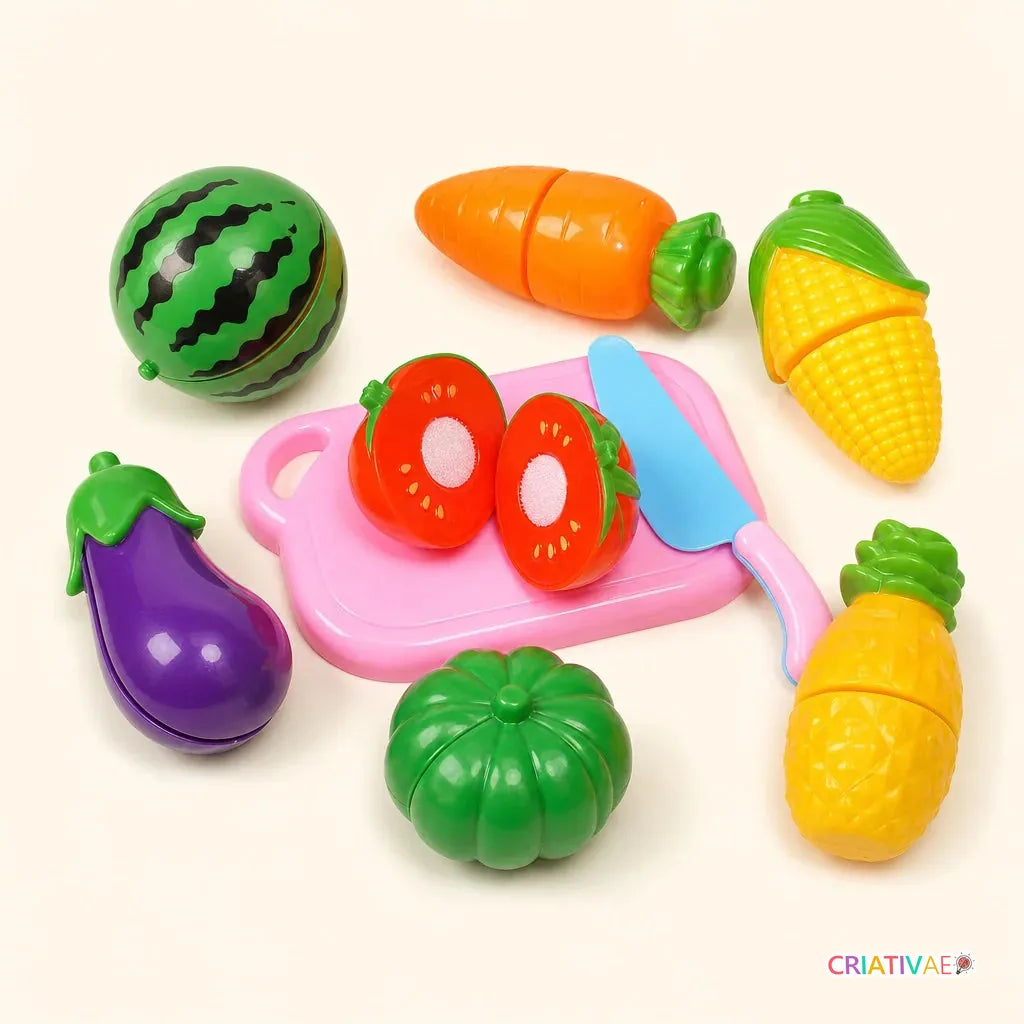 Corta Comidinhas Criativaê tábua com alimentos de brinquedo cortados mostrando velcro