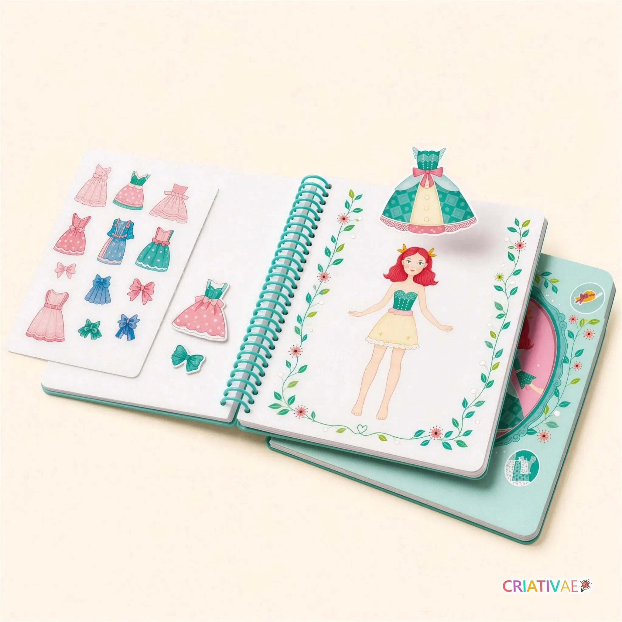 Caderno interativo de vestir bonecas Fashion Criativ aberto com vestidinho sendo aplicado na boneca