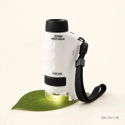 Microscópio portátil infantil Microscopic Criativaê branco com LED apoiado sobre folha verde
