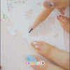 Demonstração Fashion Criativ: criança criando e trocando roupinhas da boneca no caderno