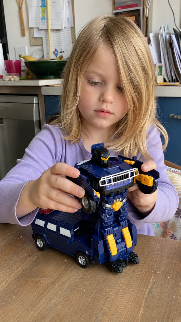 Foto de cliente: crianca com Robotcar em casa