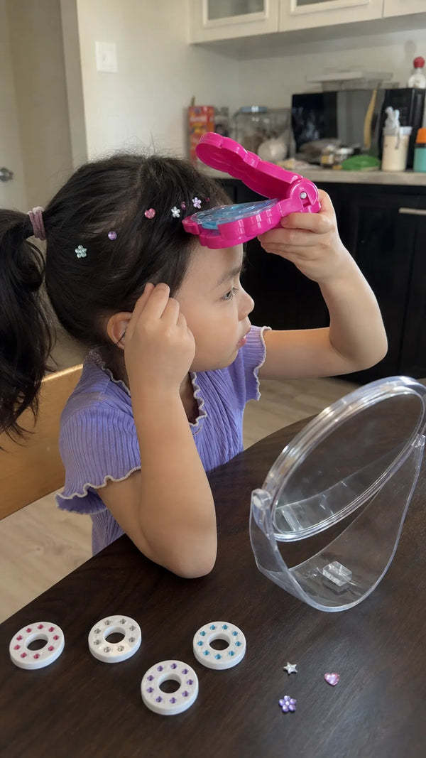 Foto de cliente: crianca com Hair Glam em casa