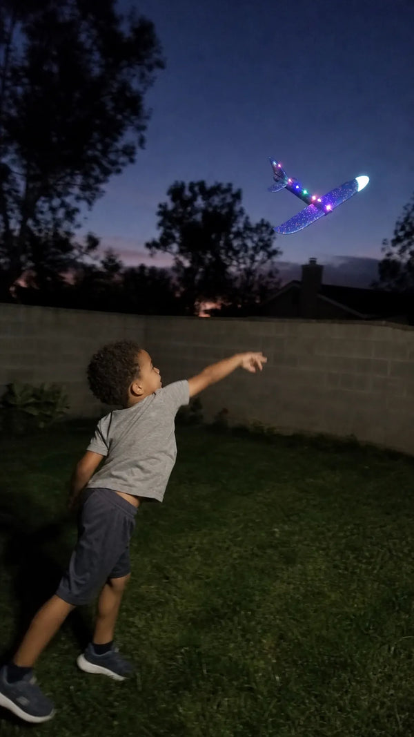 Foto de cliente: crianca com Avião FlexFly em casa
