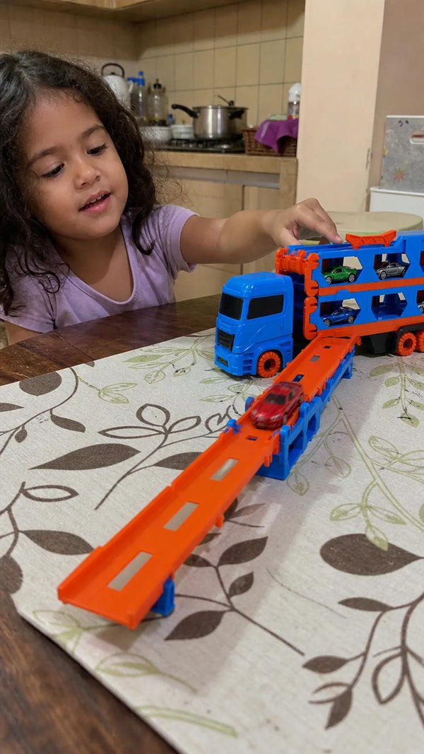 Foto de cliente: crianca com CegCar Blaster em casa