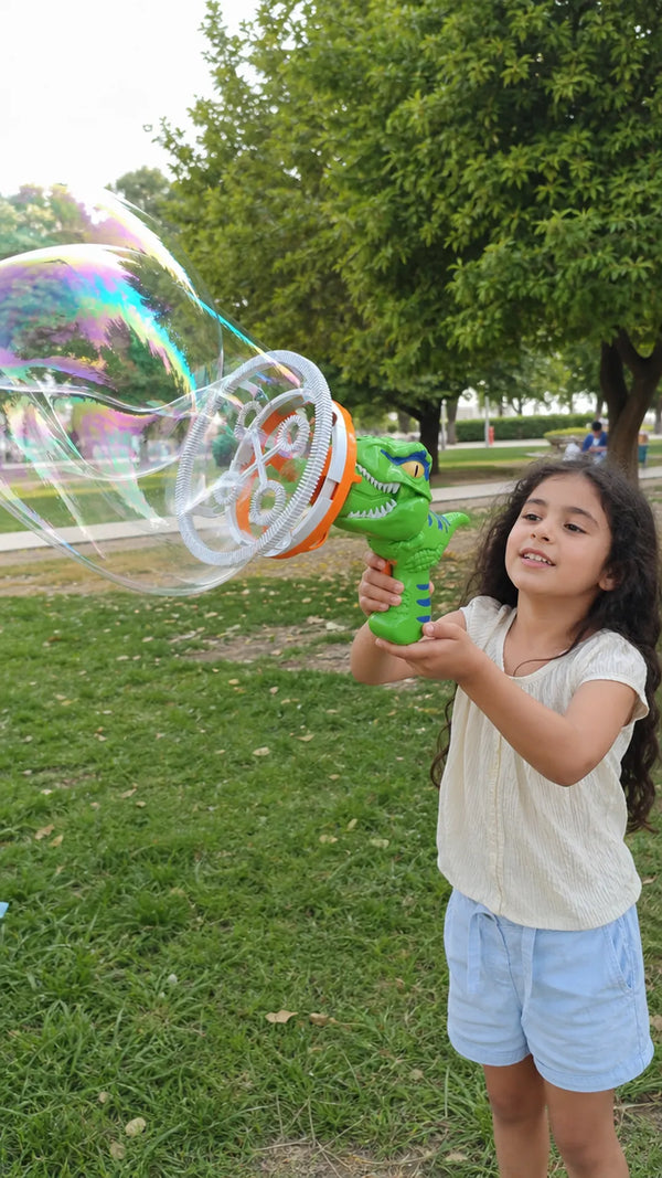 Foto de cliente: crianca com Dino Bubble em casa