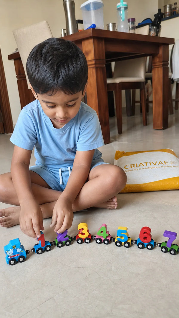 Foto de cliente: crianca com Conta Trem em casa