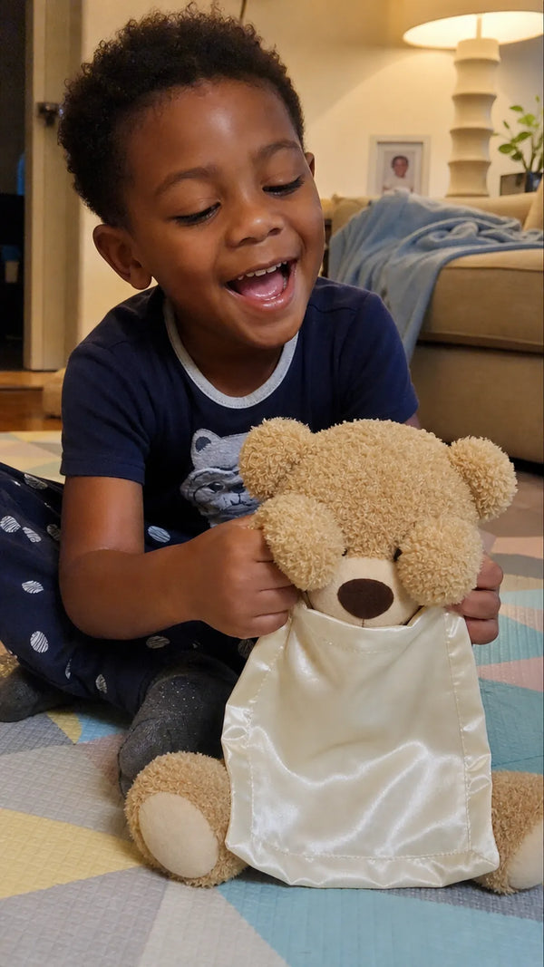 Foto de cliente: crianca com Teddy Esconde em casa