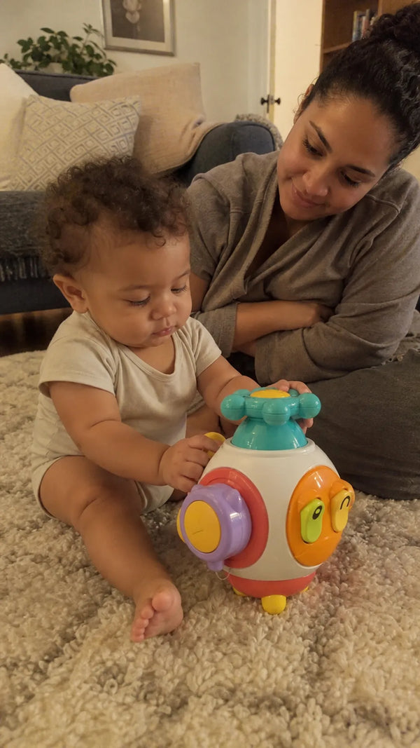 Foto de cliente: bebe com CuboBaby Montessori Interativo Multissensorial