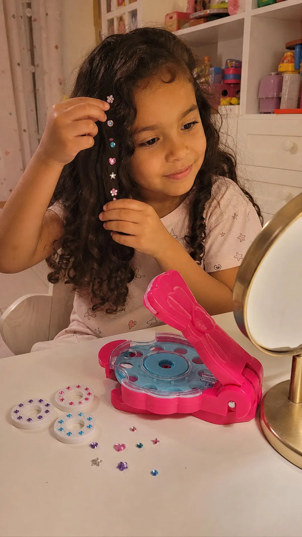 Foto de cliente: crianca com Hair Glam em casa