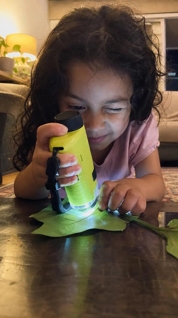 Foto de cliente: crianca com Microscopic em casa